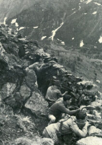 Fiamme Verdi in Mortirolo (1945) | © Archivio storico della Resistenza bresciana e dell’età contemporanea Fiamme Verdi in Mortirolo (1945)
